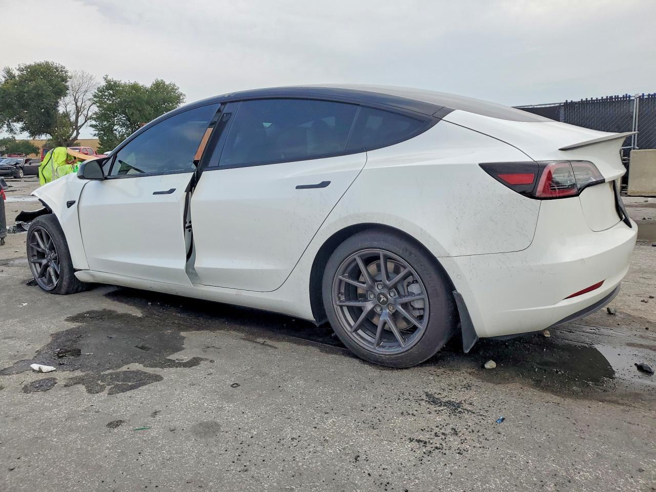 2021 Tesla Model 3 - Фото 2