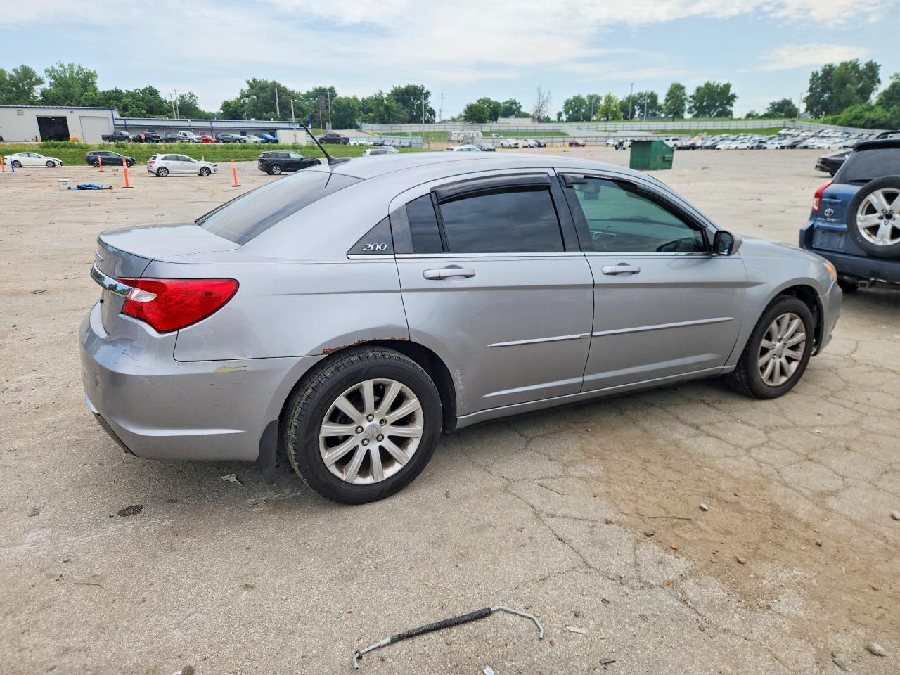 2013 Chrysler 200 Touring - Фото 3