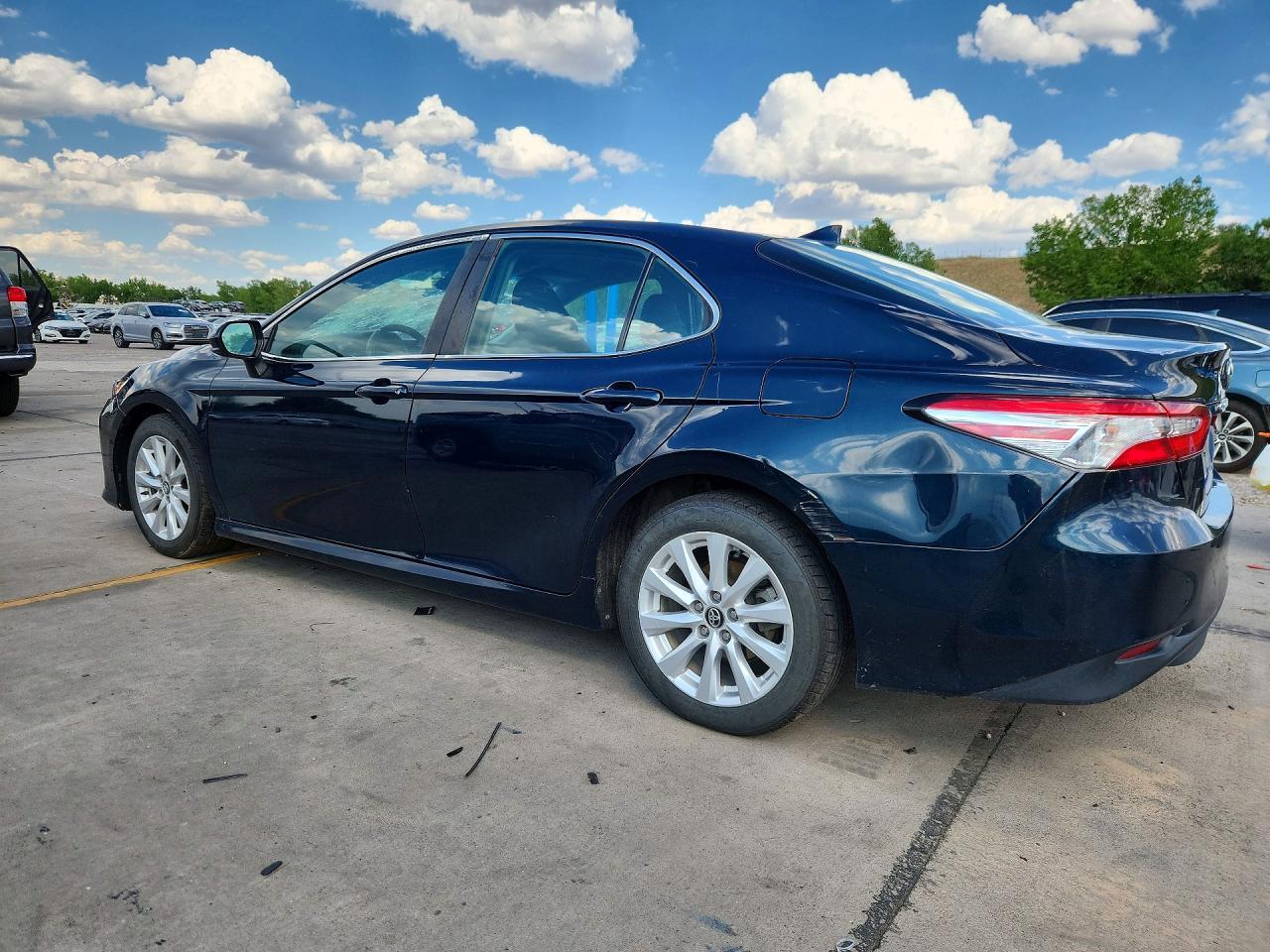 2020 Toyota Camry Le - Фото 2