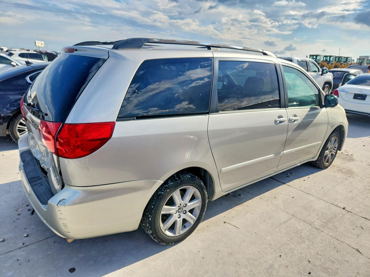 2008 Toyota Sienna Le 7-Passenger - Image 3
