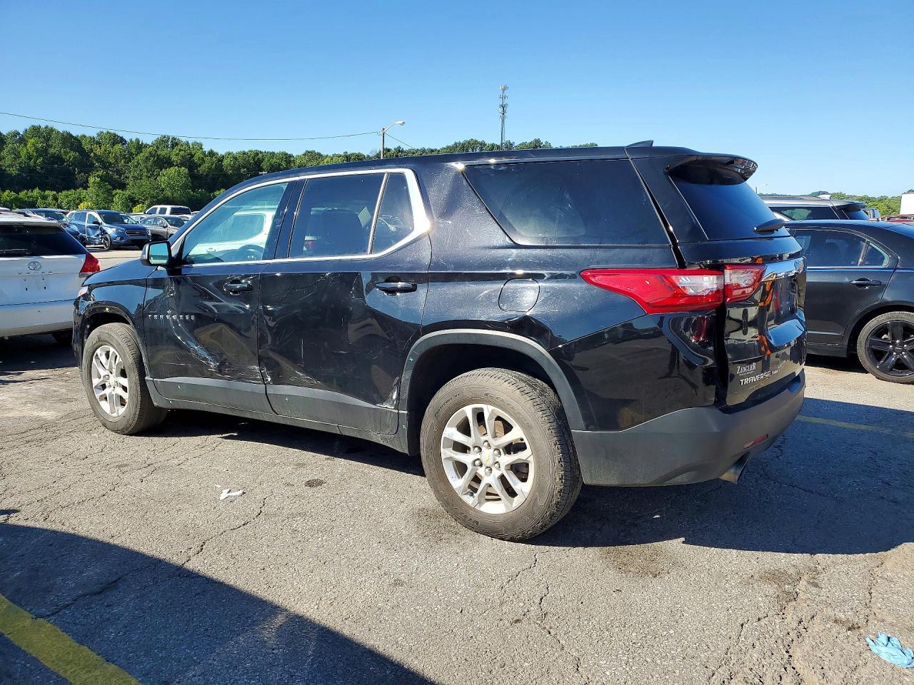 2021 Chevrolet Traverse Ls - Фото 2