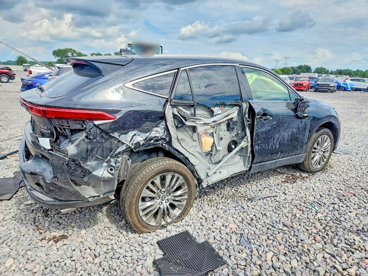 2022 Toyota Venza Xle - Image 3