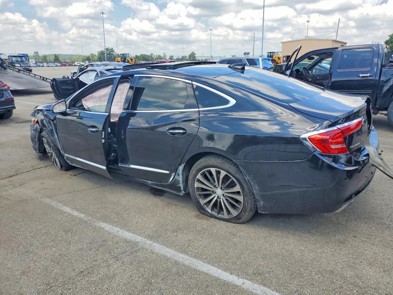 2017 Buick Lacrosse Essence - Image 2