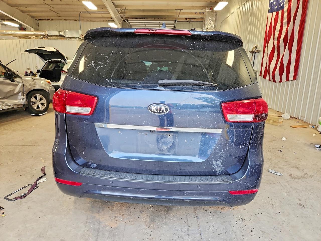 2017 Kia Sedona Lx - Image 6