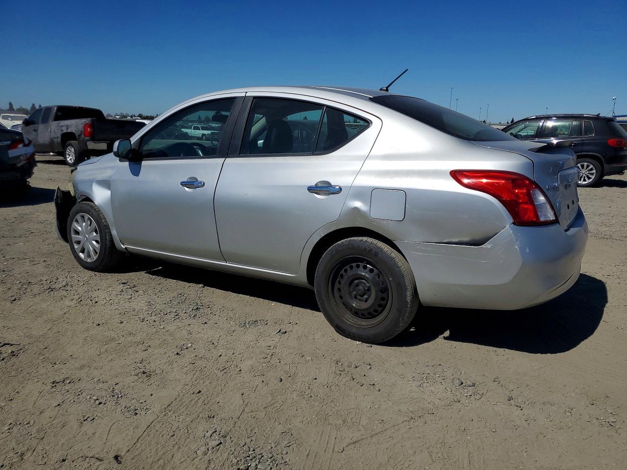 2012 Nissan Versa 1.6 S - Image 2