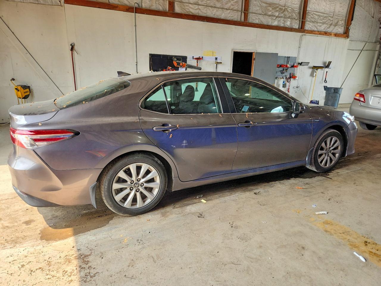 2020 Toyota Camry Le - Фото 3