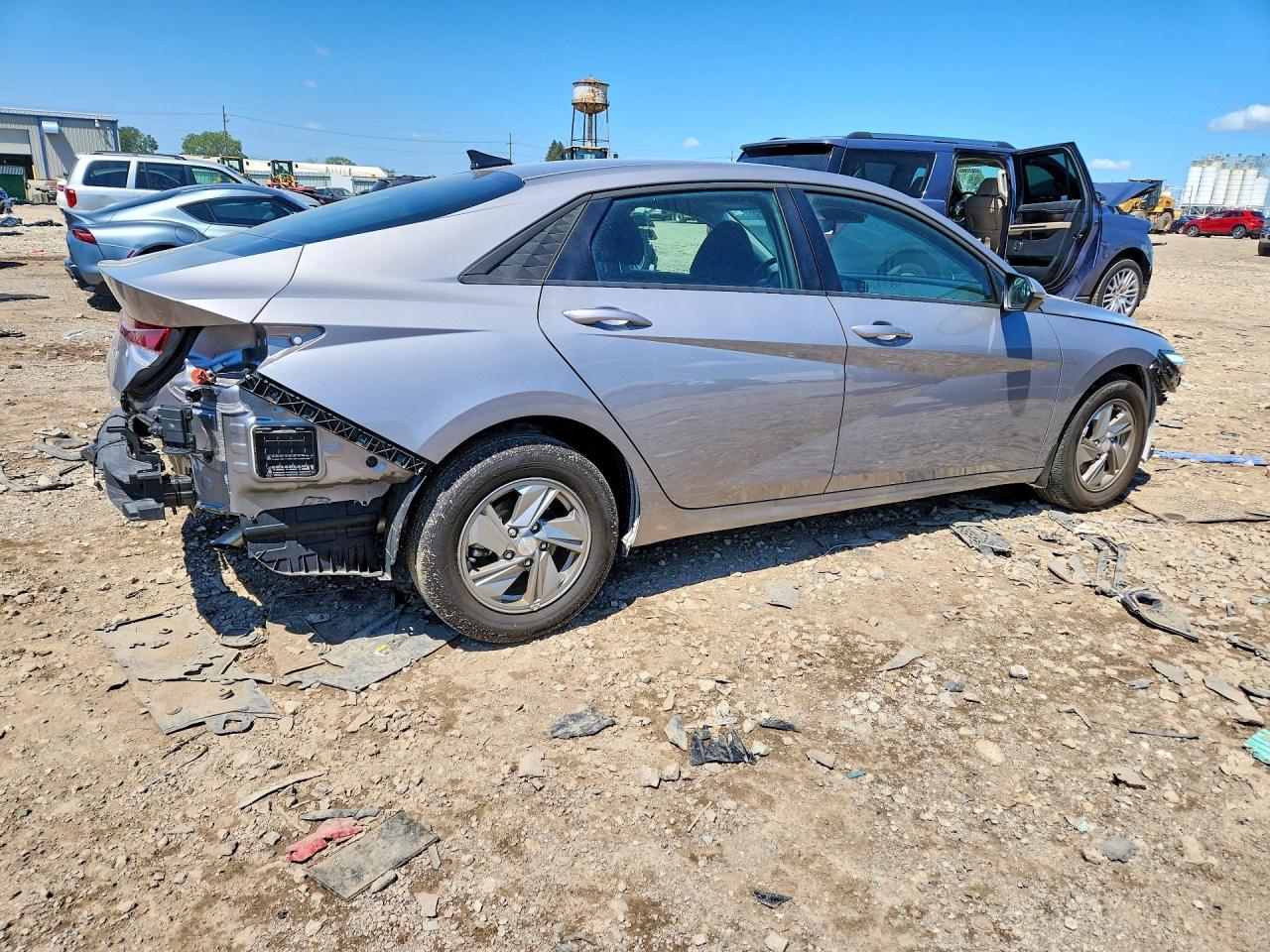 2025 Hyundai Elantra Se - Image 3