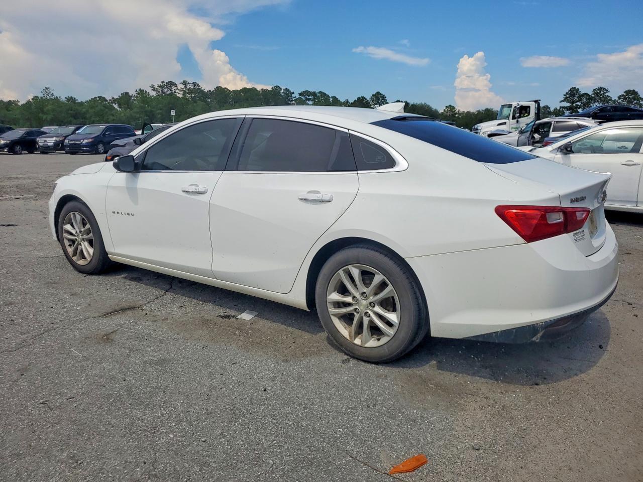 2017 Chevrolet Malibu Lt - Image 2