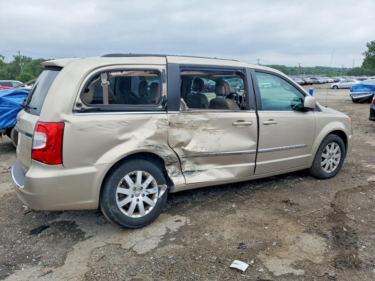 2014 Chrysler Town & Country Touring - Фото 3