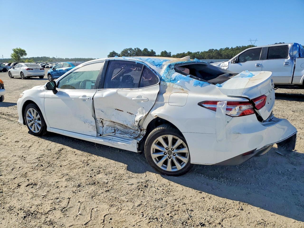 2020 Toyota Camry Le - Фото 2
