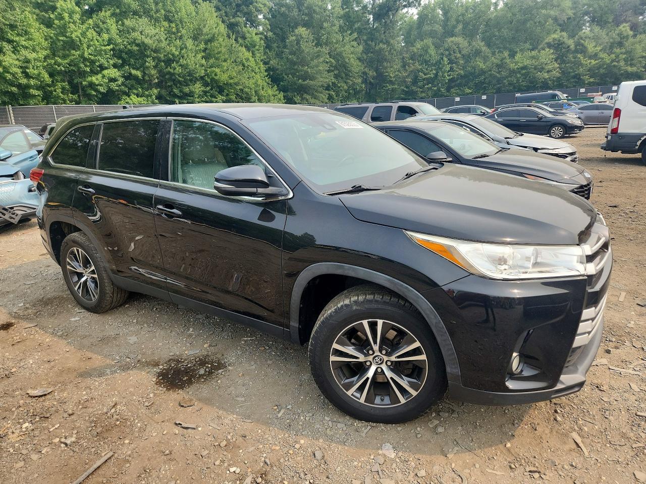 2019 Toyota Highlander Le Plus - Image 4