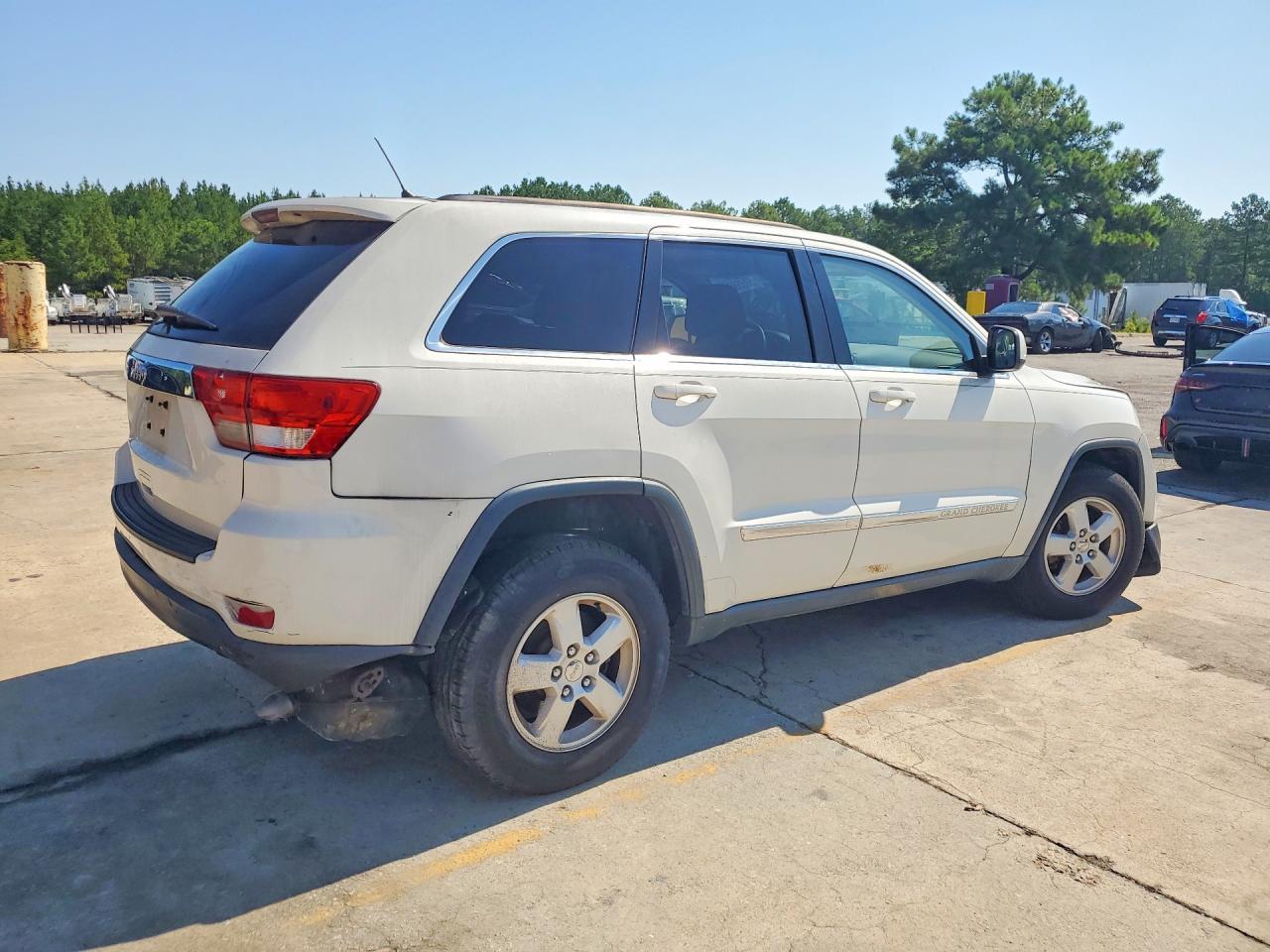 2012 Jeep Grand Cherokee Laredo - Image 3