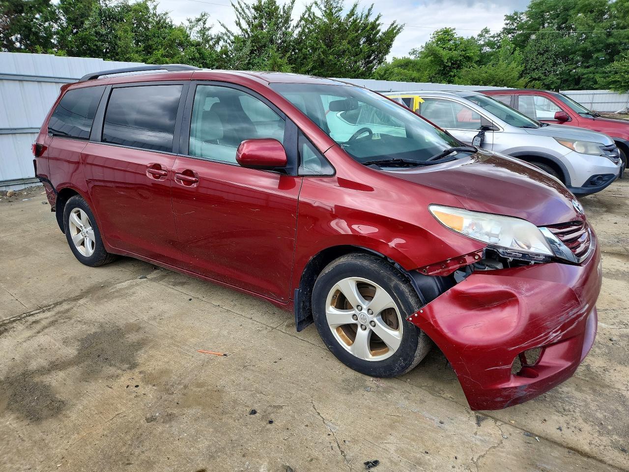 2015 Toyota Sienna Le - Image 4