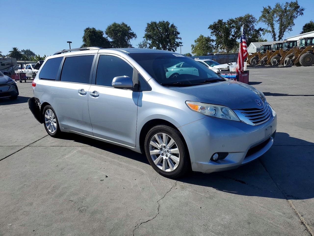 2014 Toyota Sienna Limited 7-Passenger - Image 4