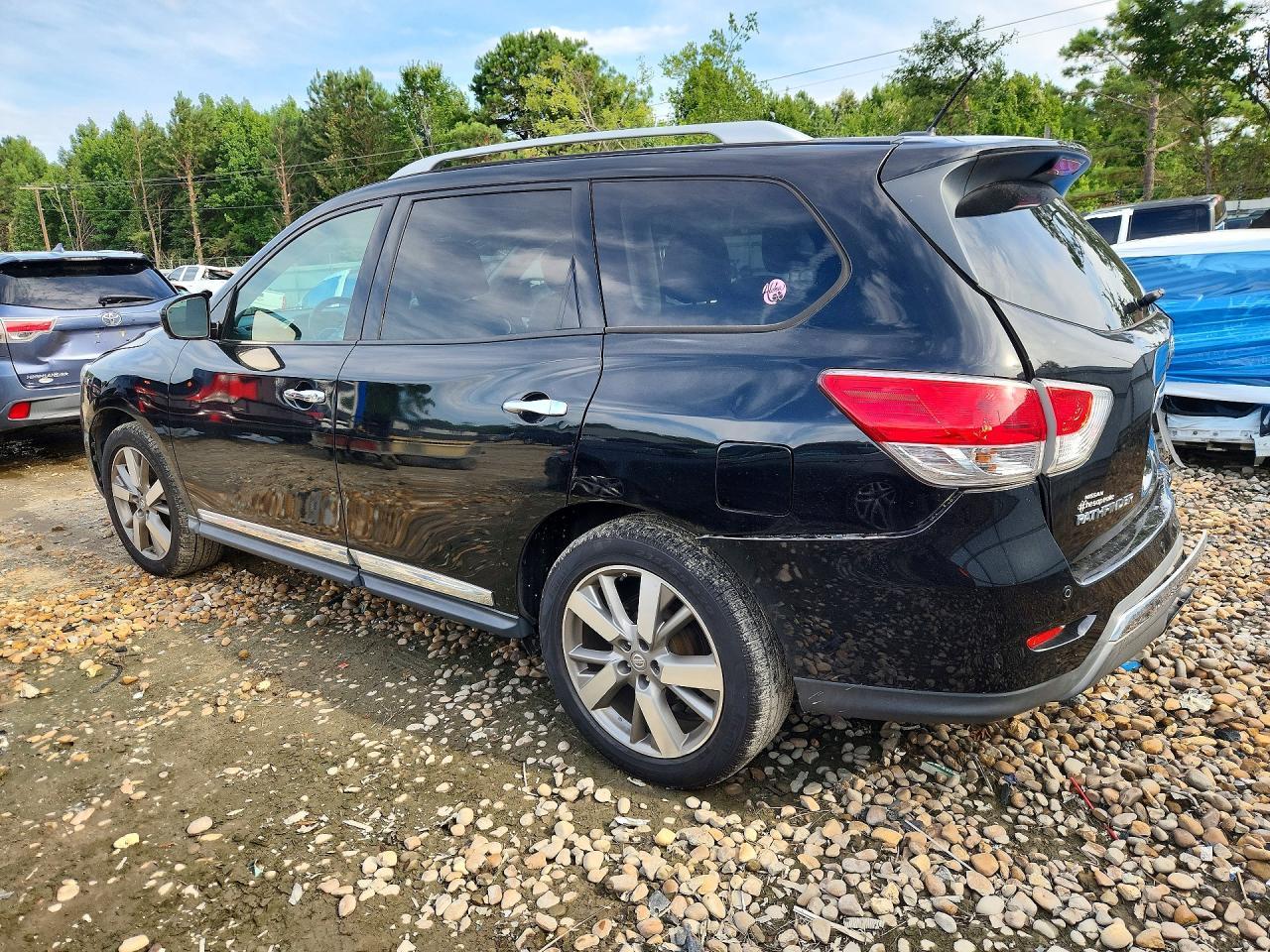 2013 Nissan Pathfinder S - Image 2