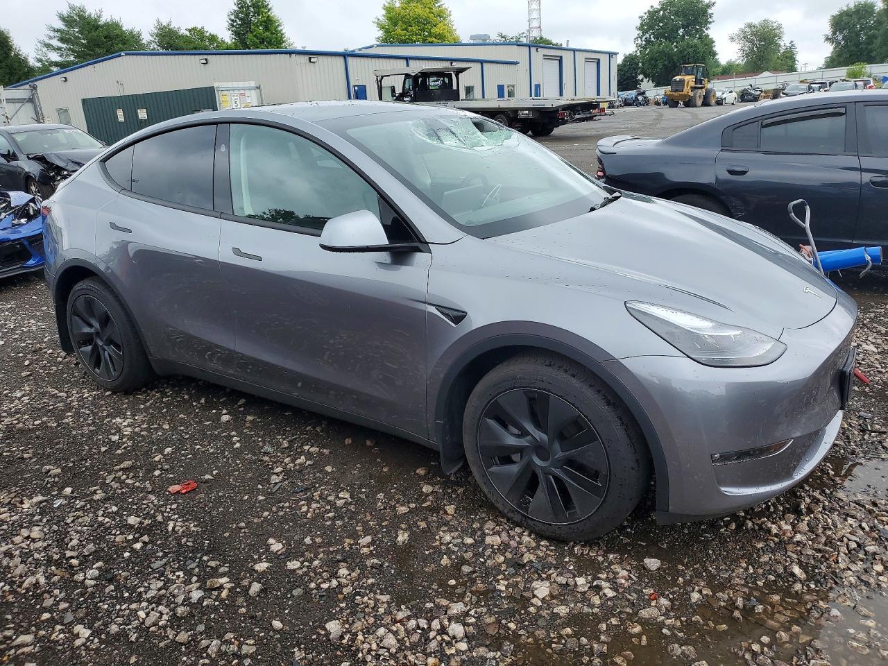 2025 Tesla Model Y - Фото 4