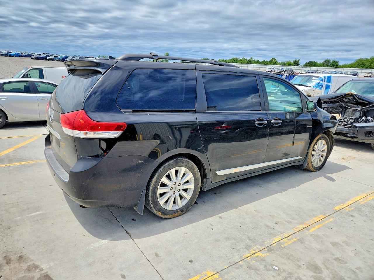 2011 Toyota Sienna Limited 7-Passenger - Image 3