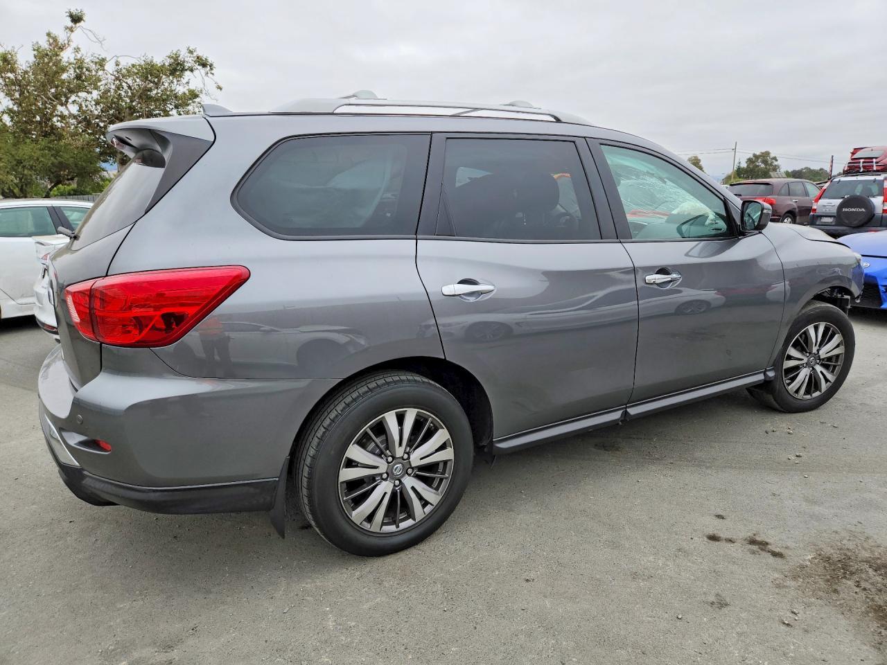 2019 Nissan Pathfinder S - Image 3