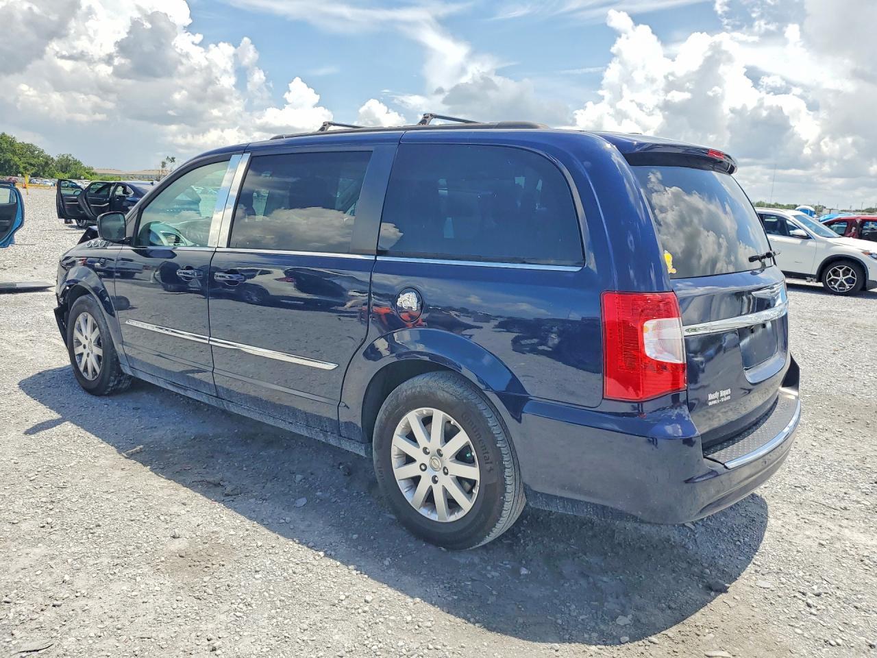 2014 Chrysler Town & Country Touring - Фото 2