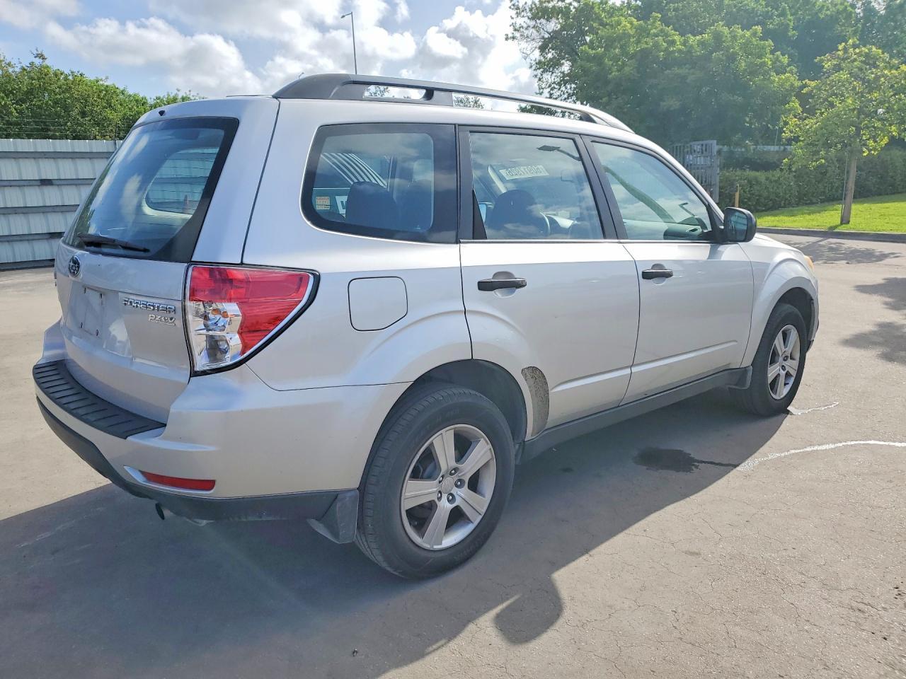 2011 Subaru Forester 2.5X - Фото 3