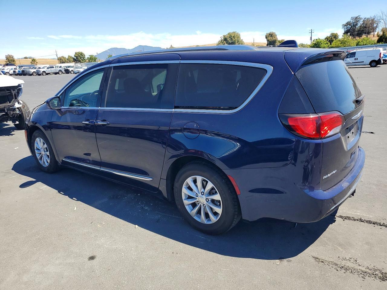 2018 Chrysler Pacifica Touring L - Image 2