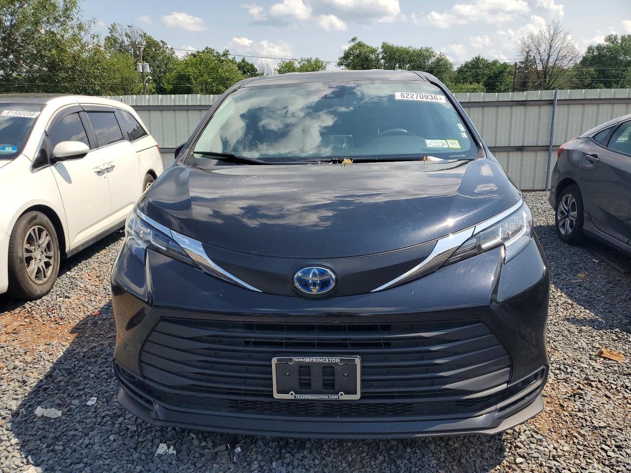 2023 Toyota Sienna Le - Image 5