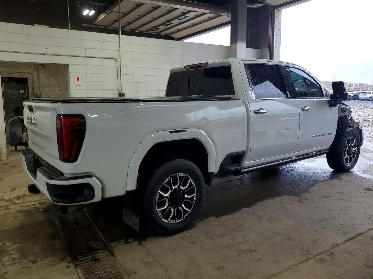 2024 GMC Sierra K3500 Denali Ultimate - Image 3
