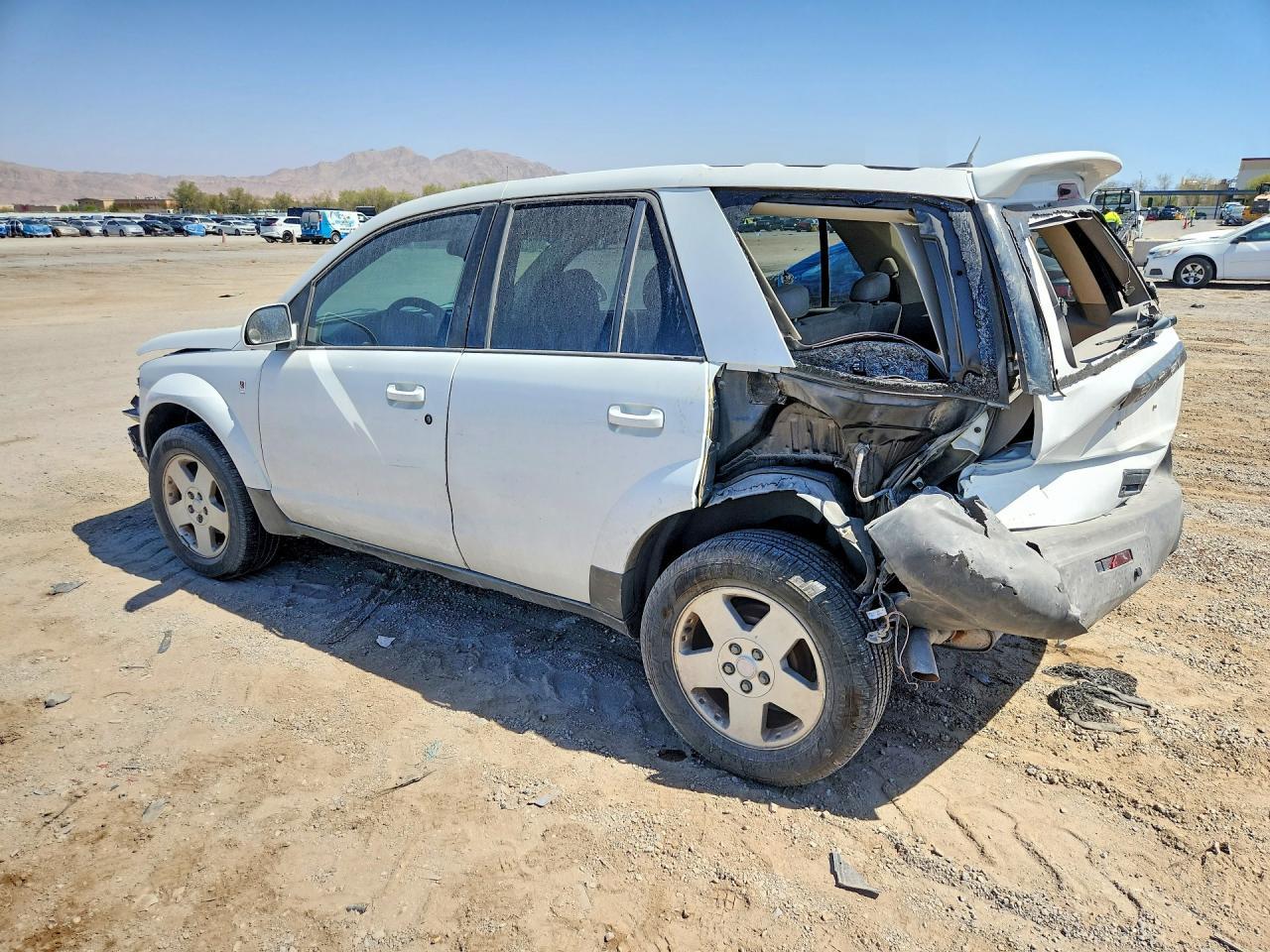 2005 Saturn Vue - Image 2
