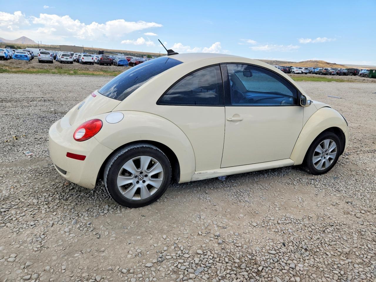 2009 Volkswagen New Beetle S - Image 3