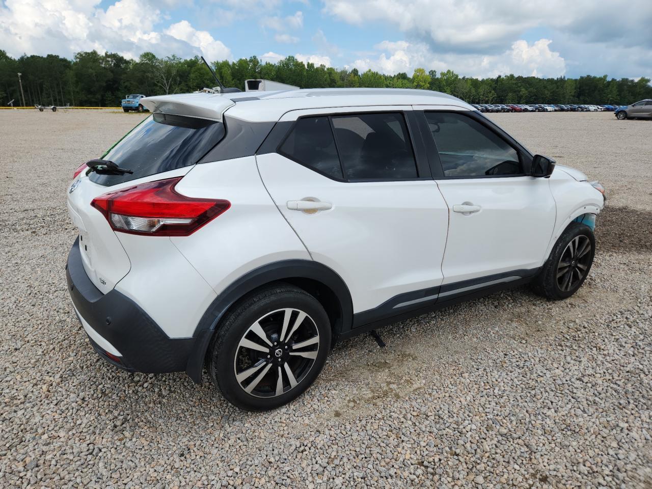 2020 Nissan Kicks Sr - Image 3