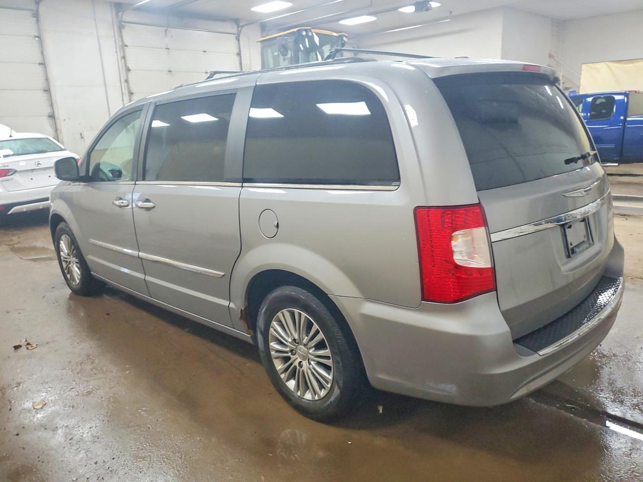 2013 Chrysler Town & Country Touring L - Фото 2