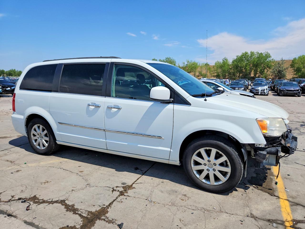 2016 Chrysler Town & Country Touring - Фото 4
