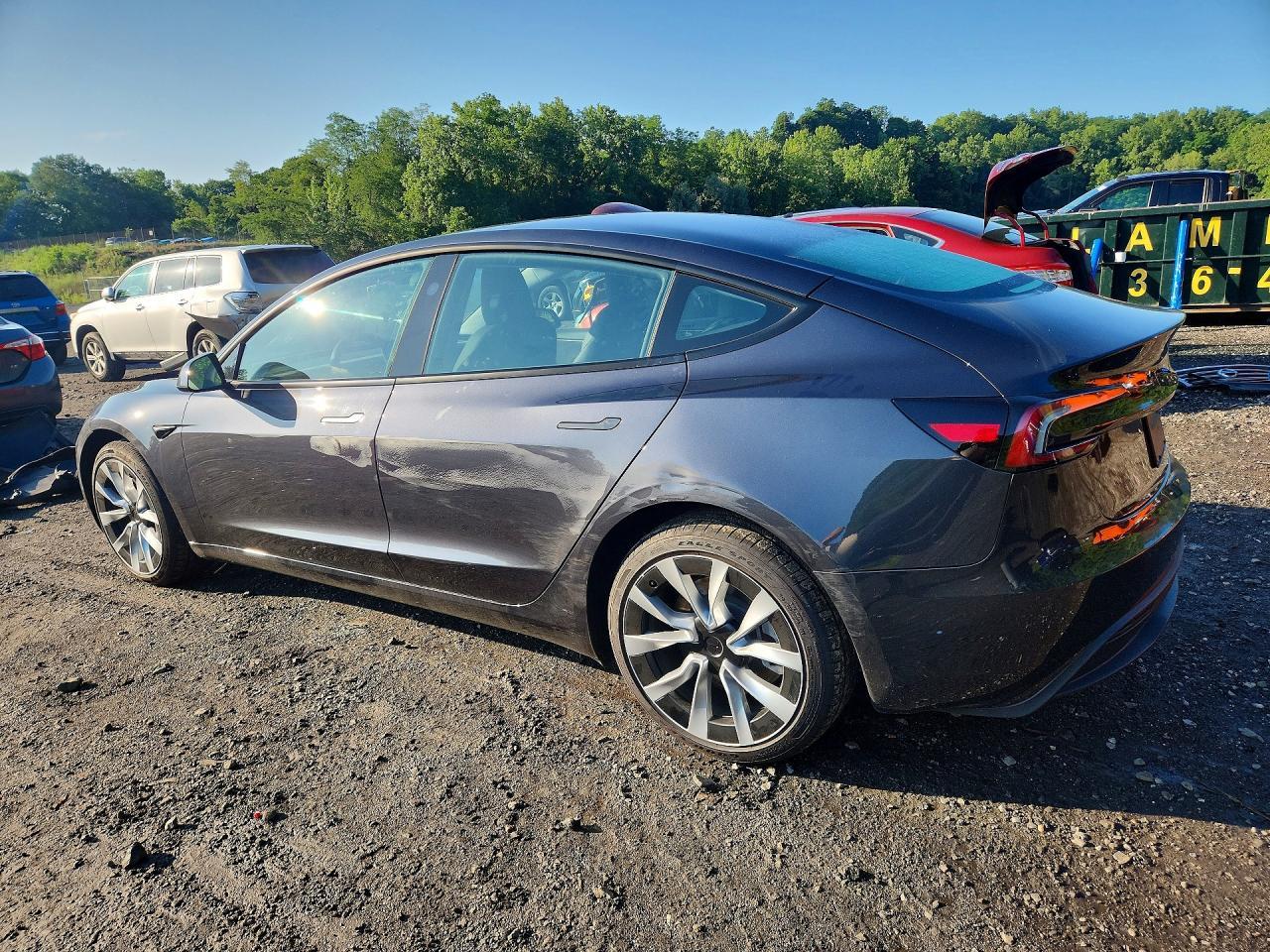 2025 Tesla Model 3 - Фото 2