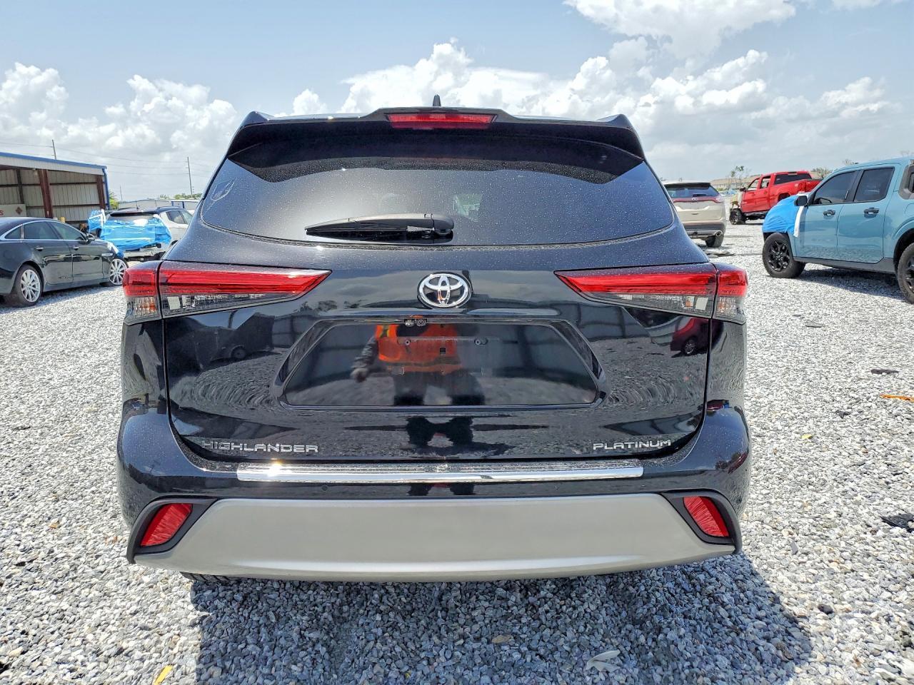 2020 Toyota Highlander Platinum - Image 6