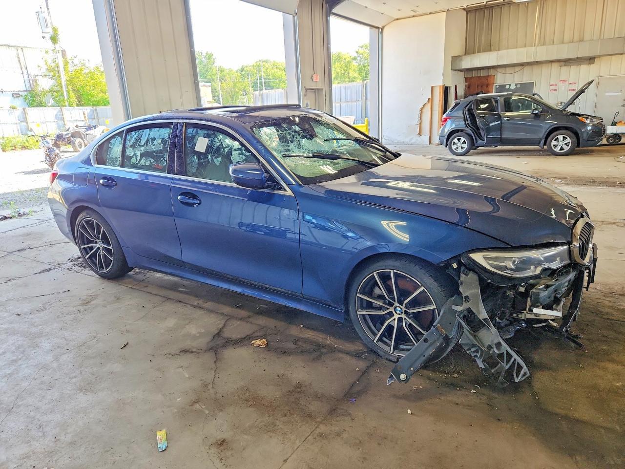 2022 BMW 330Xi - Фото 4