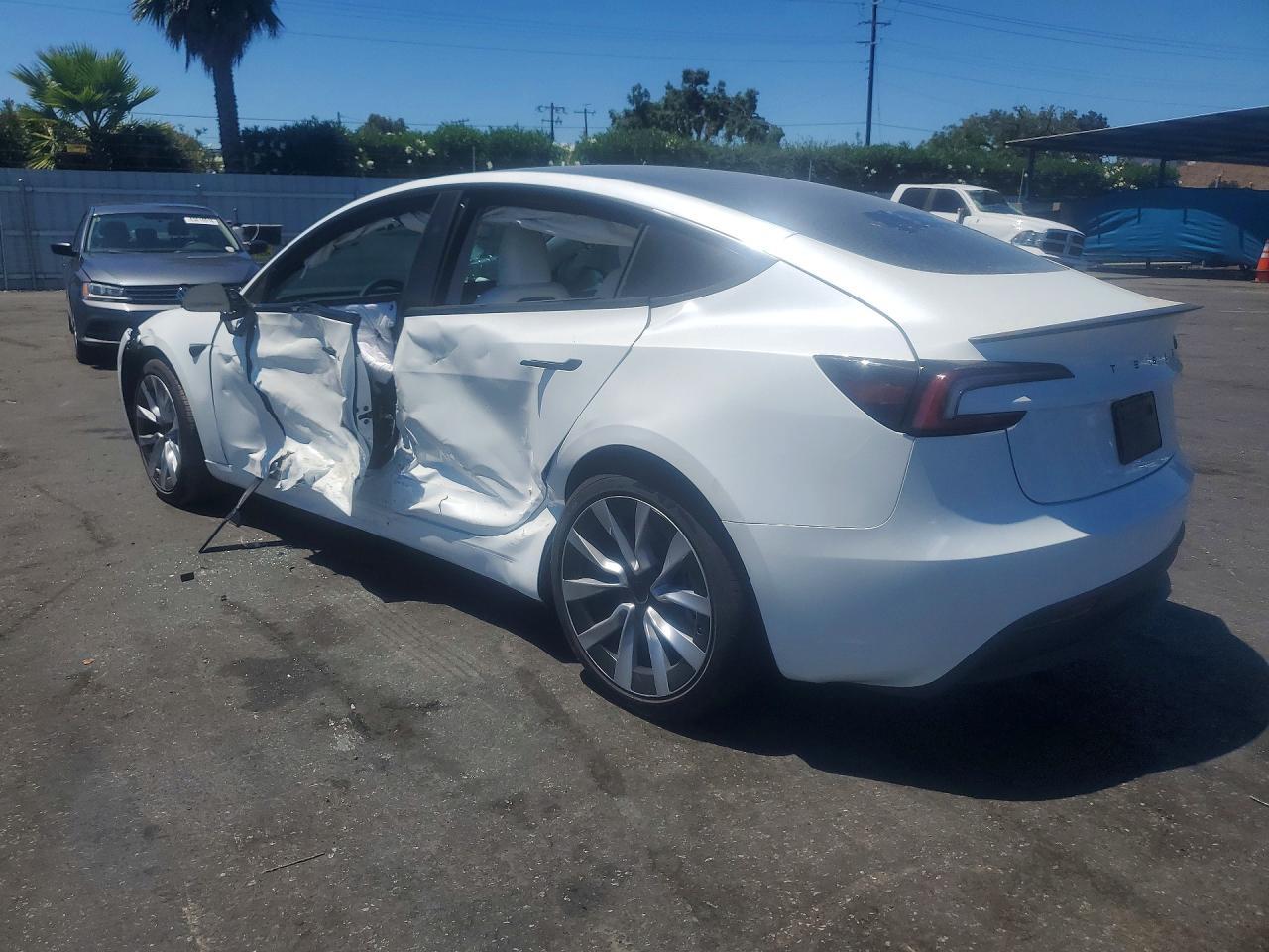 2026 Tesla Model 3 - Фото 2