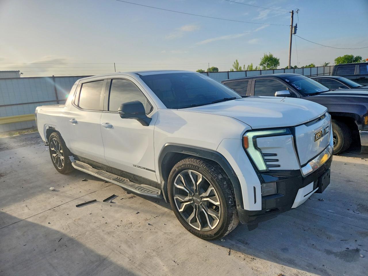 2025 GMC Sierra - Image 4