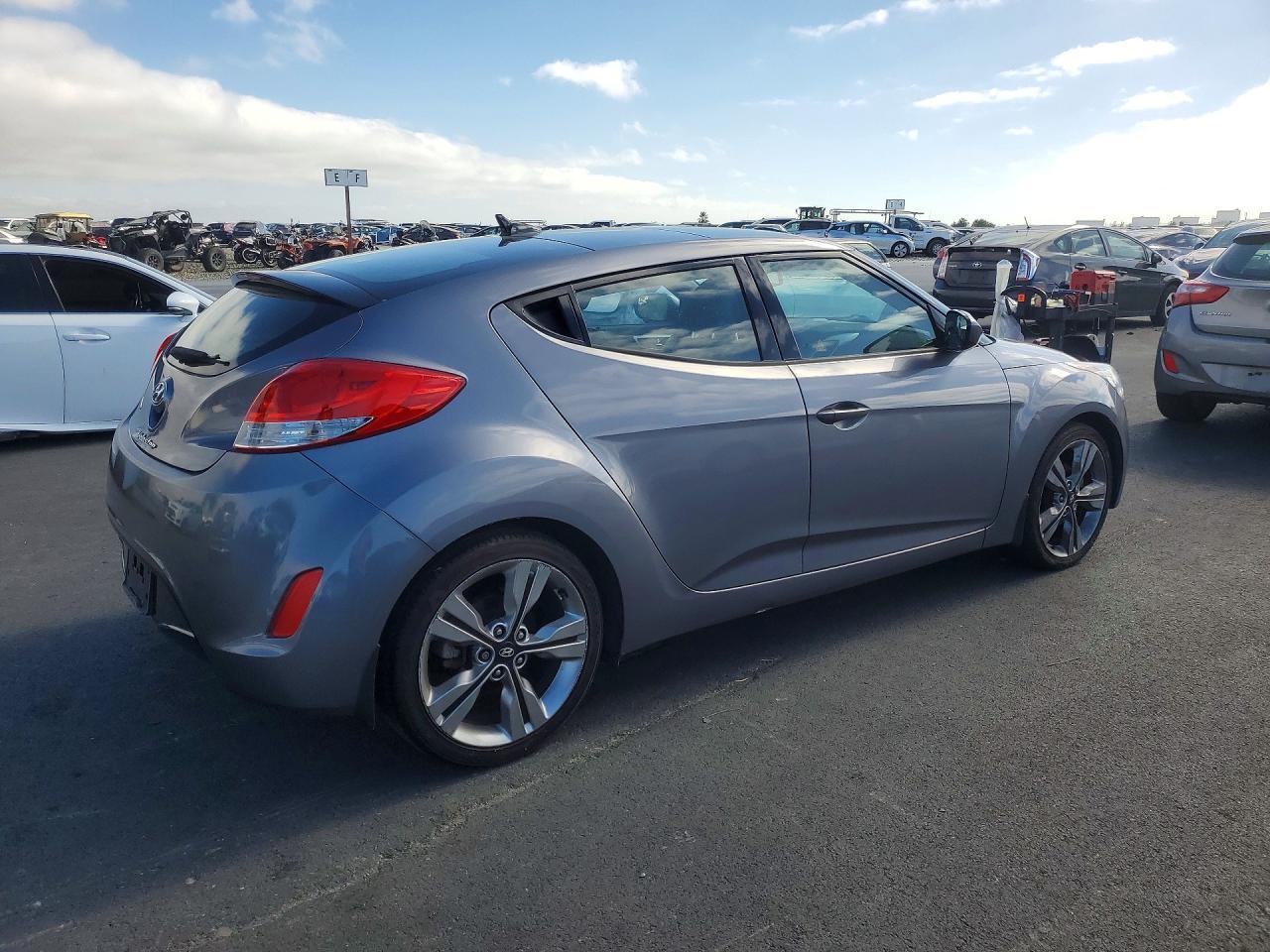 2016 Hyundai Veloster Base - Image 3