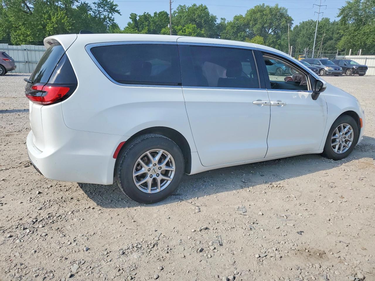2023 Chrysler Pacifica Touring L - Image 3