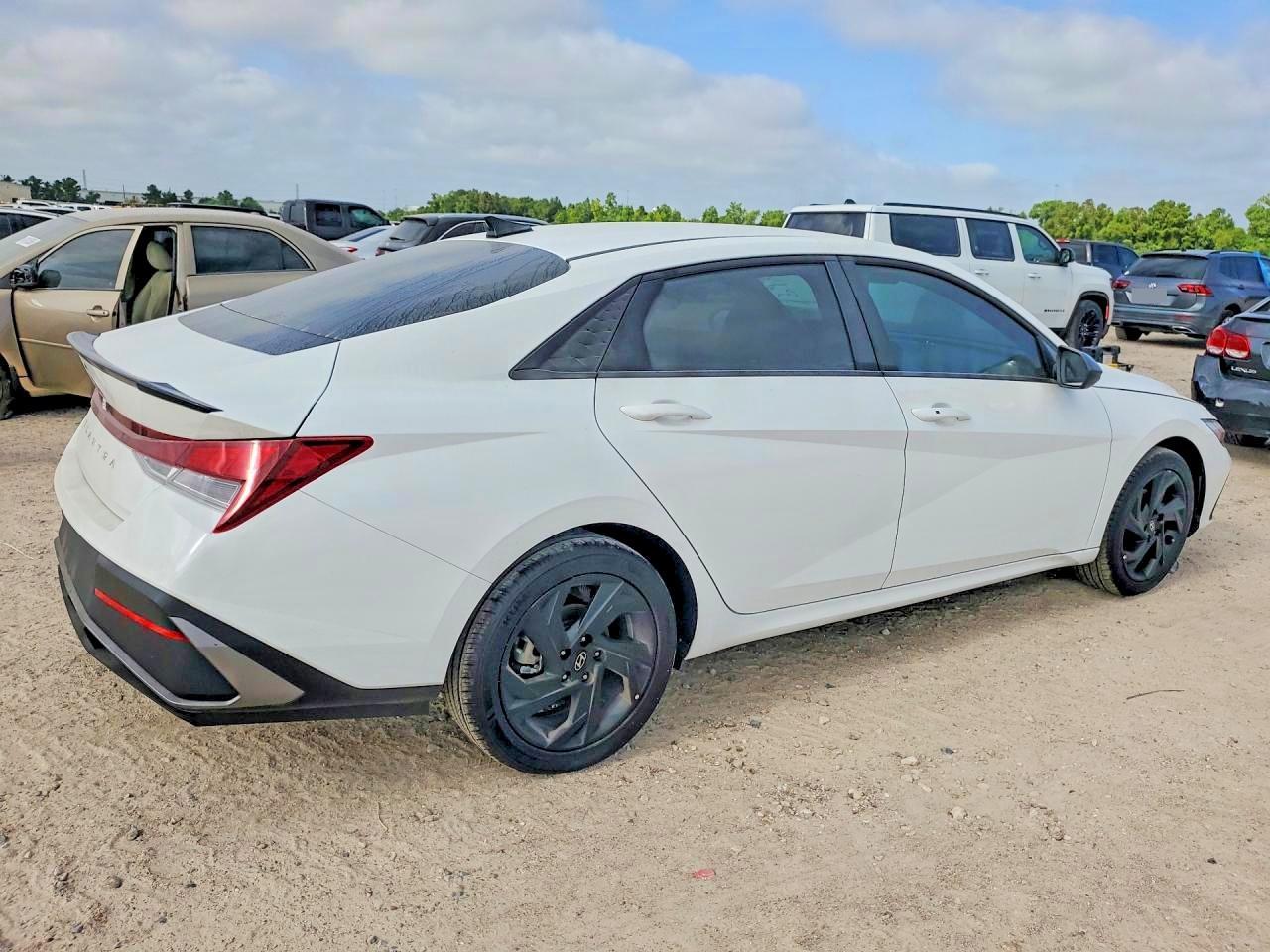 2026 Hyundai Elantra Sel Sport - Image 3