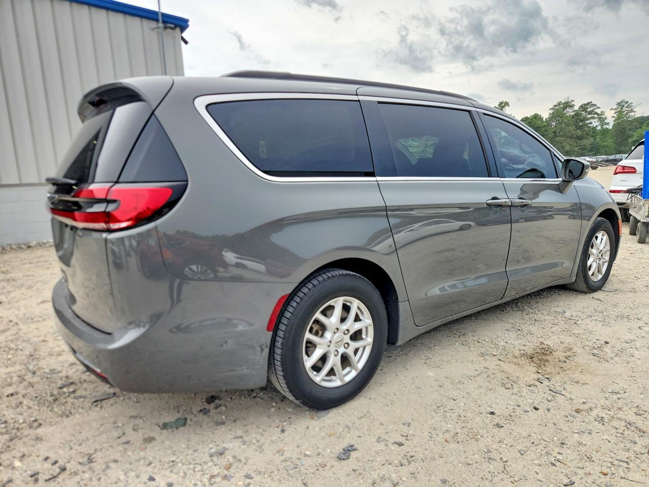 2022 Chrysler Pacifica Touring L - Image 3
