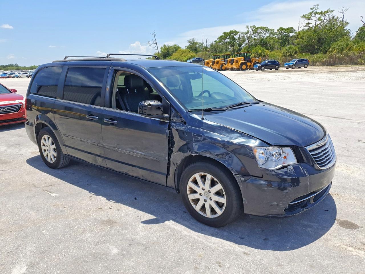 2014 Chrysler Town & Country Touring - Image 4