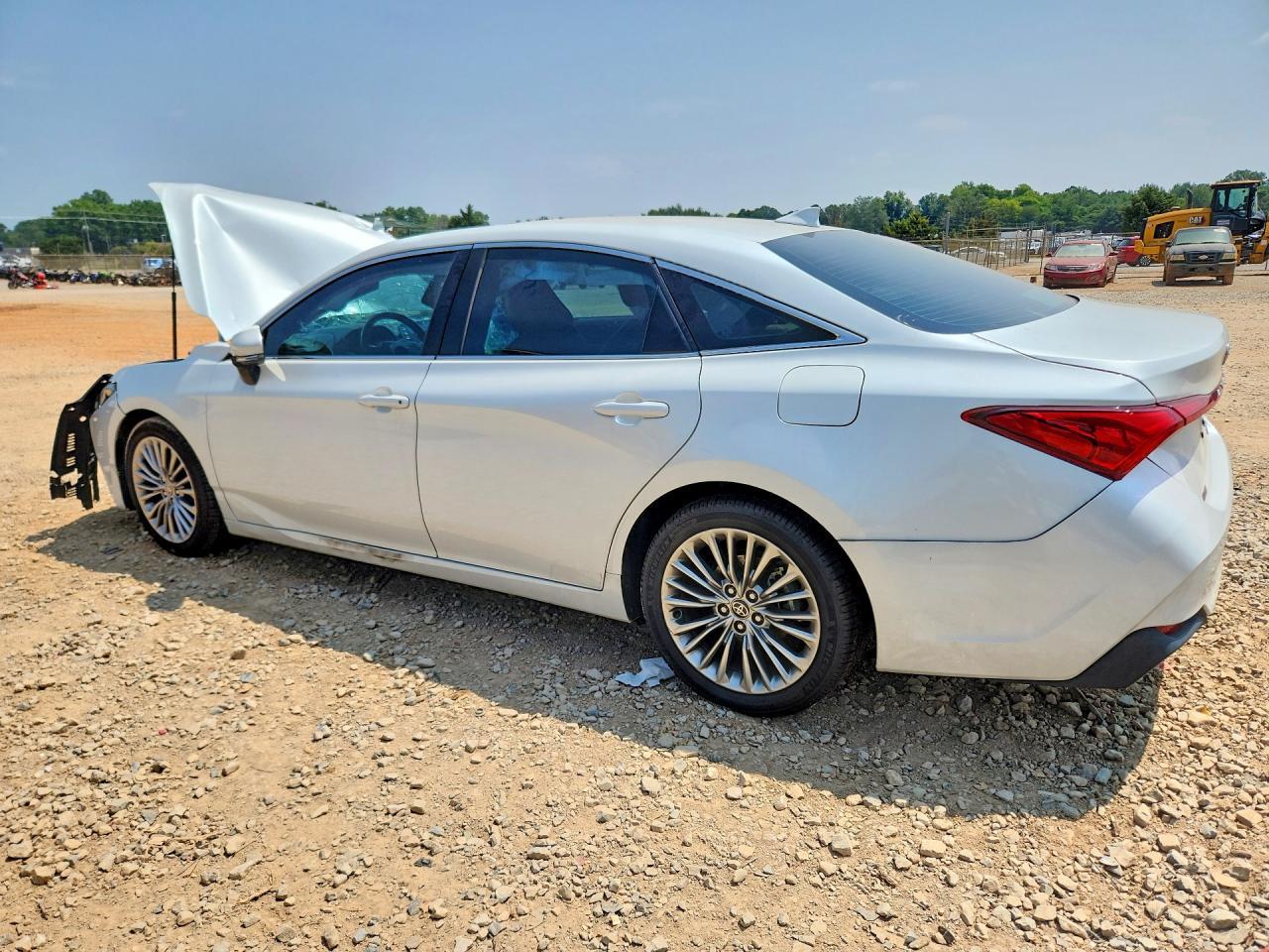2022 Toyota Avalon Limited - Фото 2