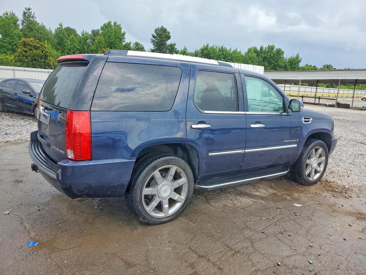 2008 Cadillac Escalade Luxury - Image 3
