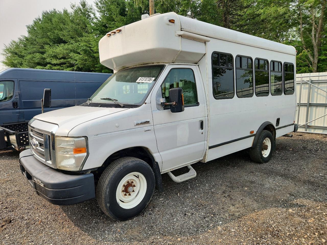 2014 Ford Econoline E350 Super Duty Cutaway Van - Image 2
