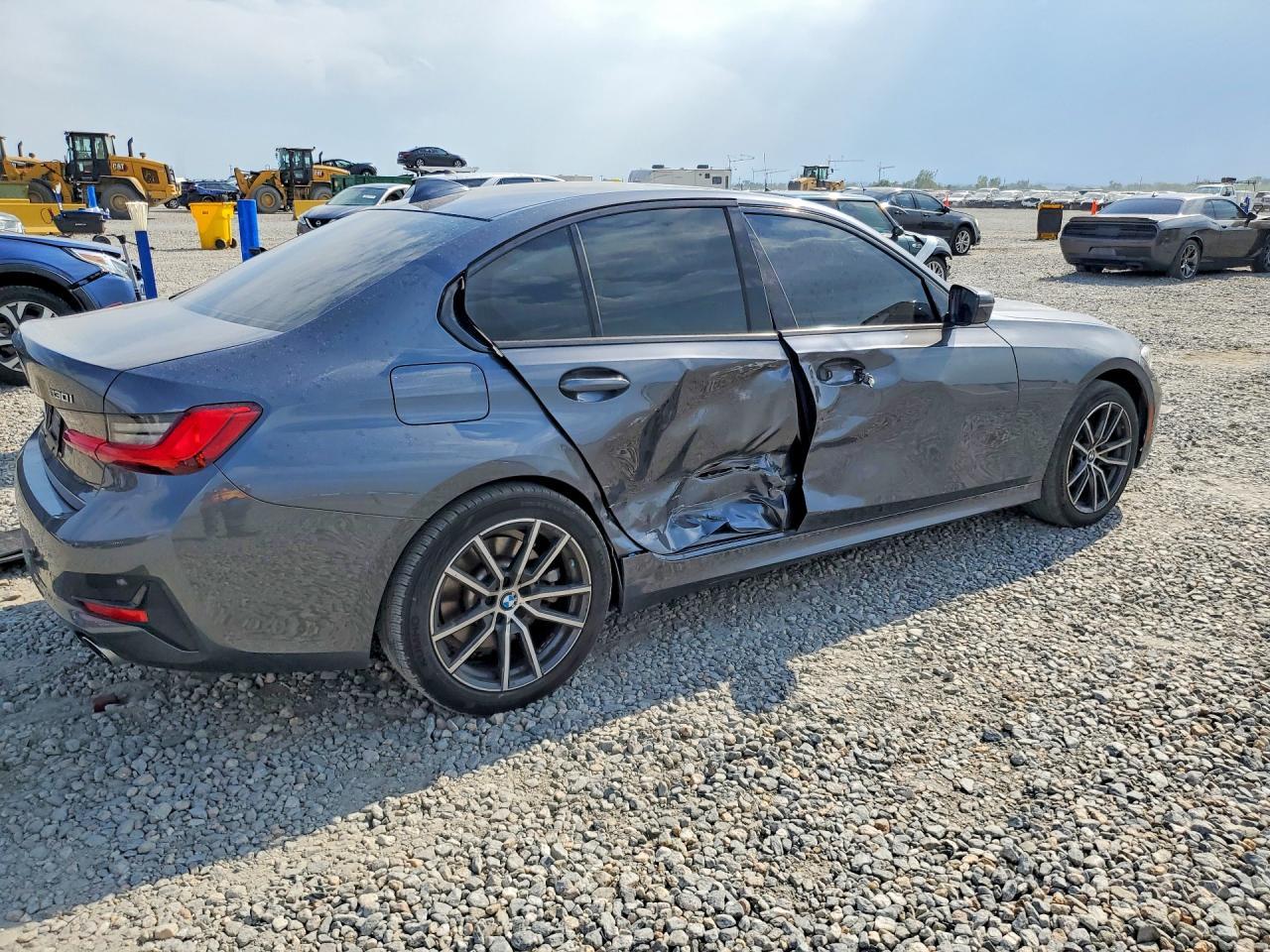 2021 BMW 330Xi - Фото 3