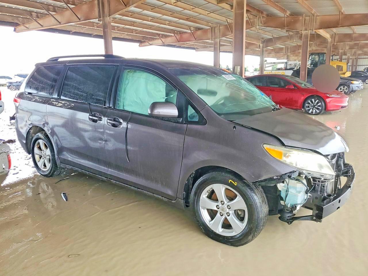 2012 Toyota Sienna Le - Фото 4