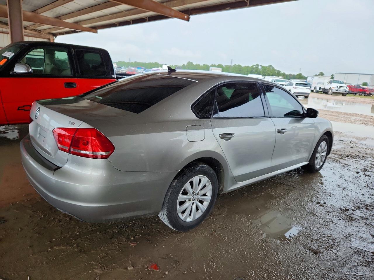 2014 Volkswagen Passat S - Фото 3