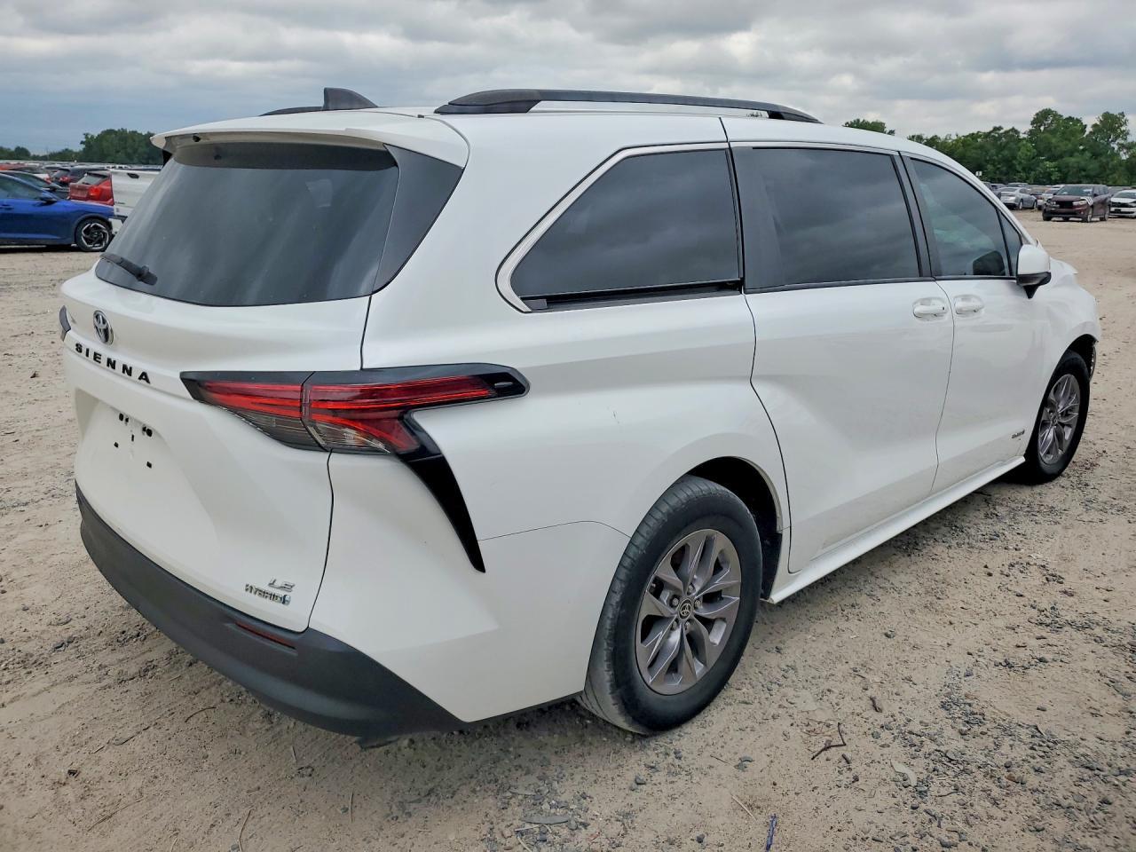 2021 Toyota Sienna Le - Фото 3
