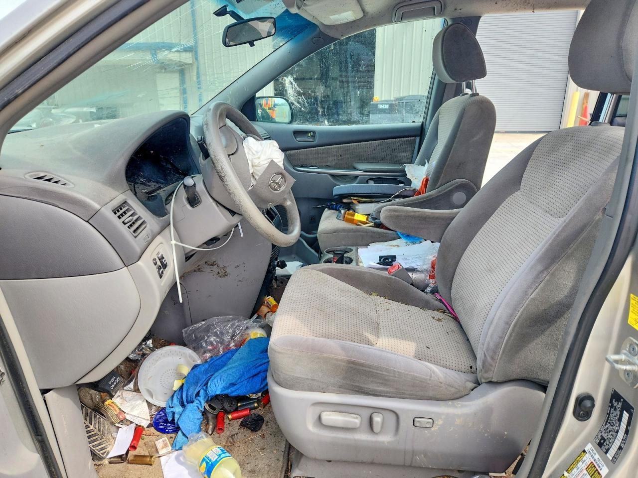 2010 Toyota Sienna Le 8-Passenger - Image 7